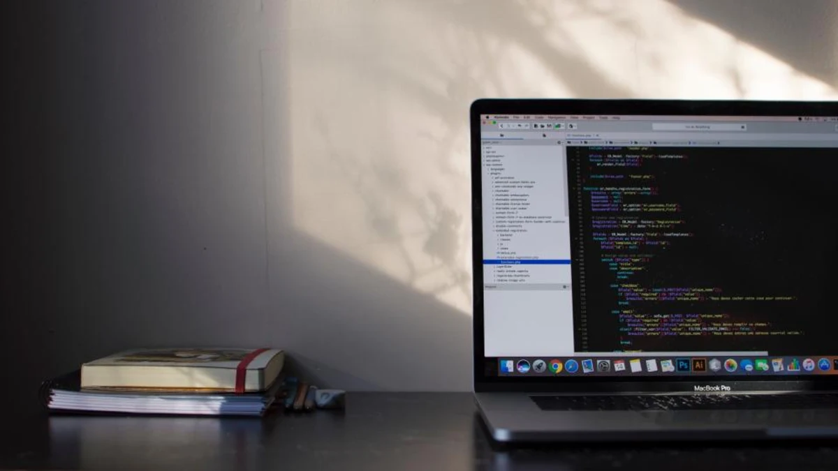 Notebook aberto com código, sobre uma mesa