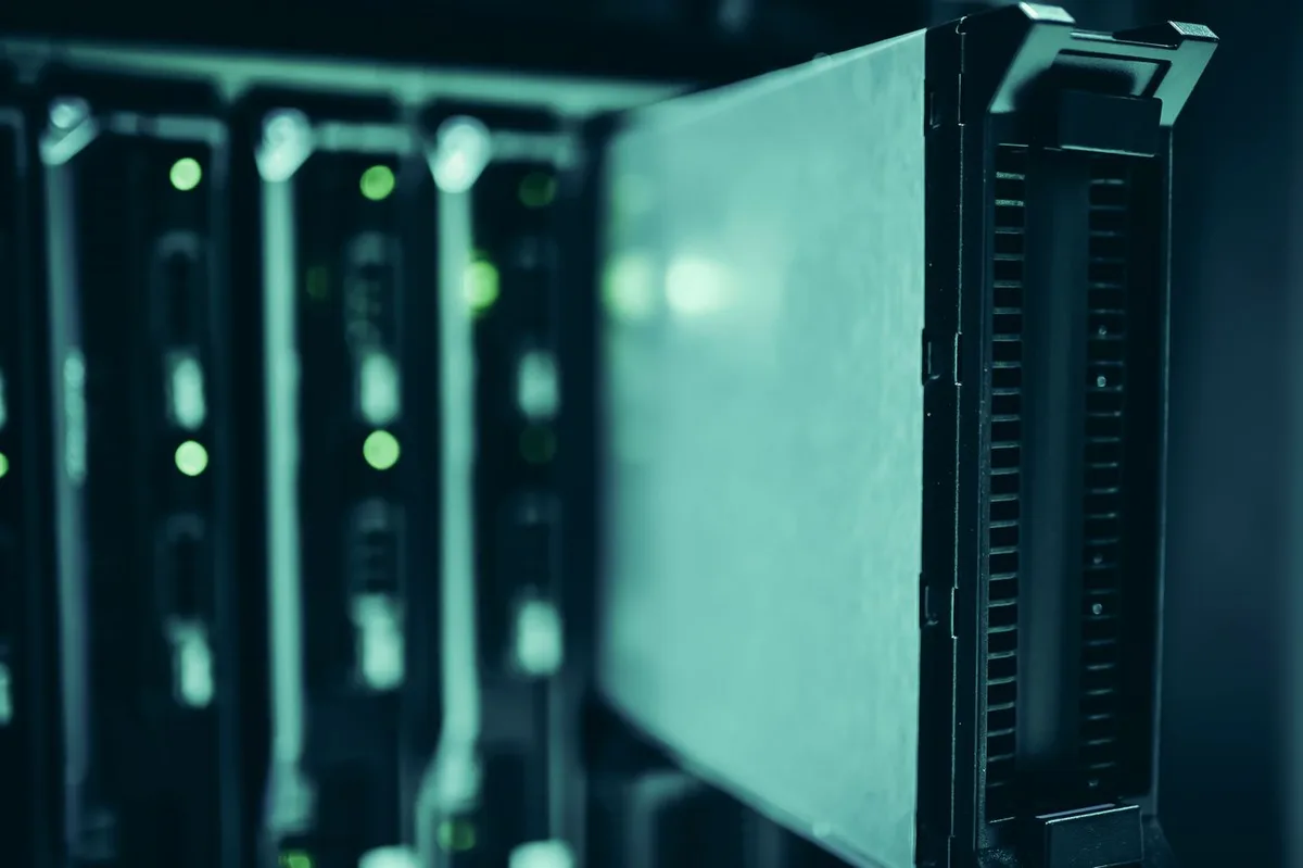 Servidor em rack visto de perto, com luzes verdes de estado